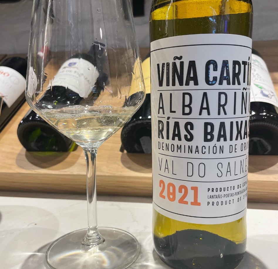Turkey Day was awesome! Now keep the holiday weekend rolling with happy hour at The Establishment on Broad Street! We're featuring some eclectic wines such as this Albarino by Vina Cartin, Rias Biaxas, Spain. ⁠
<br/>
<br/>
<br/>
Full Happy Hour details at EstablishmentCHS.com/happy-hour⁠
<br/>
<br/>
<br/>
#charleston #charlestonsc #explorecharleston #whitewine #winelover #wine #southofbroad #happyhour #broadstreet